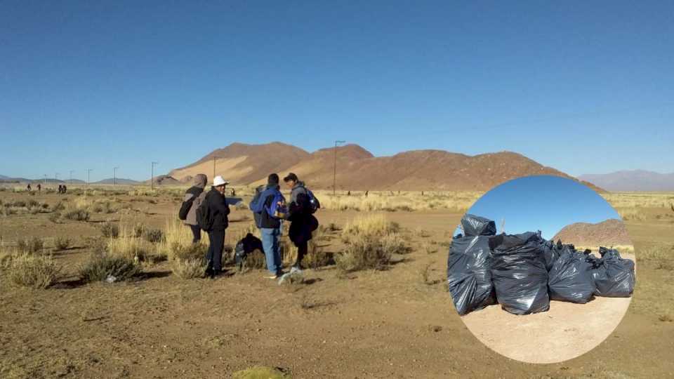 abra-pampa:-alumnos-limpiaron-el-cerro-de-la-cruz