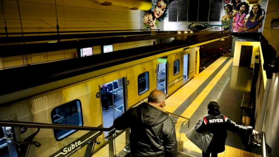 golpe-en-el-subte-h:-15-minutos-para-abrir-la-caja-fuerte-con-una-amoladora