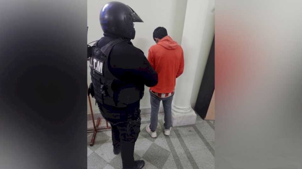 policia-intercepto-y-demoro-a-un-sujeto-que-transportaba-una-puerta-robada