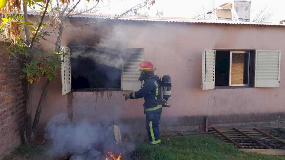 El fuego destruyó una casa del barrio Sur Plan 5000, de Santa Rosa