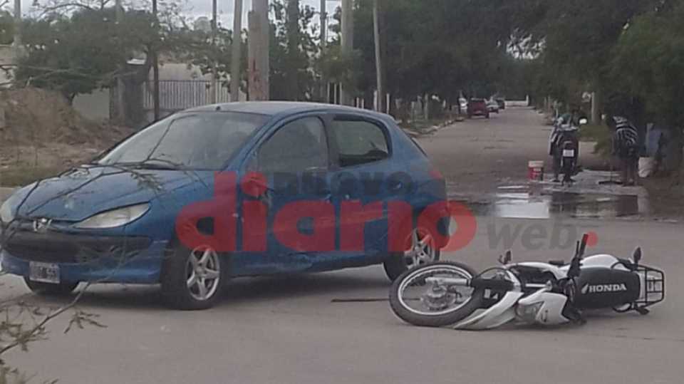 accidente-entre-auto-y-moto-en-el-barrio-tradicion:-un-joven-resulto-herido