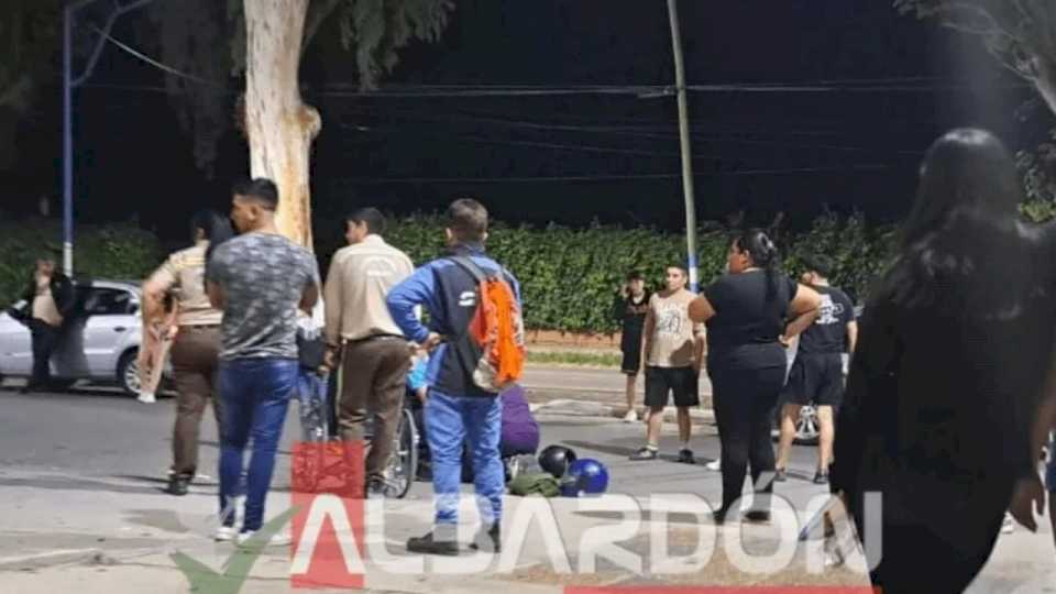 Un choque en frente del Hospital de Albardón dejó a un joven y un menor heridos