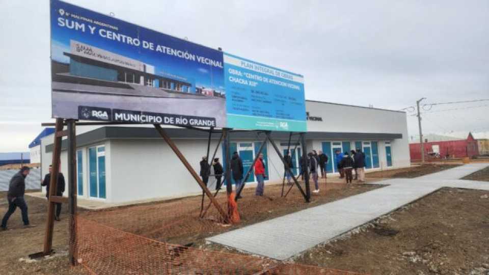 Pérez y vecinos recorrieron el nuevo Centro de Atención en el barrio Malvinas Argentinas