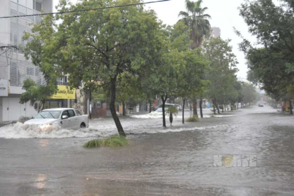 diluvio-y-calles-inundadas-para-resistencia-en-el-dia-del-trabajador