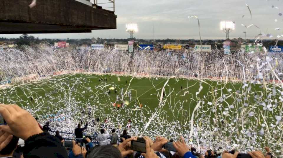 los-hinchas-de-atletico-tucuman-ya-saben-que-hacer-con-los-votos-que-no-se-usaran-este-domingo