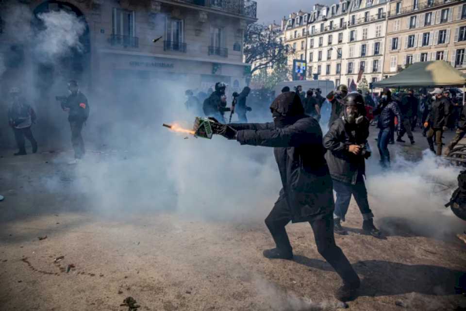 siguen-las-protestas-en-francia-por-la-reforma-previsional-y-hubo-incidentes-en-las-calles-de-paris