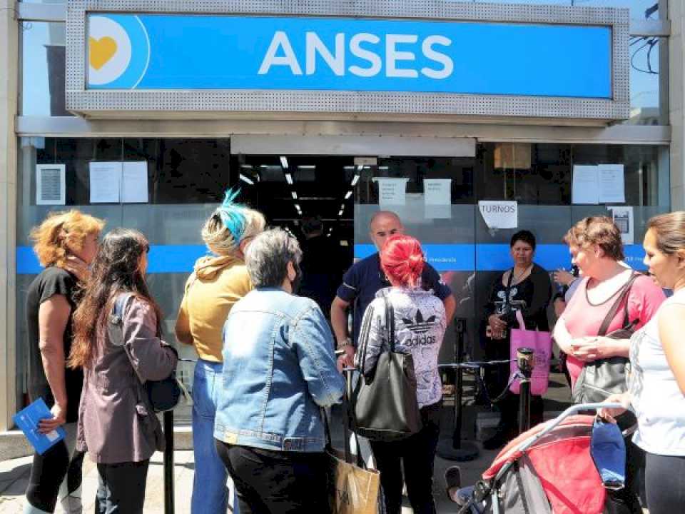 jubilaciones:-anuncian-un-aumento-de-21-%-y-3-bonos-de-refuerzos