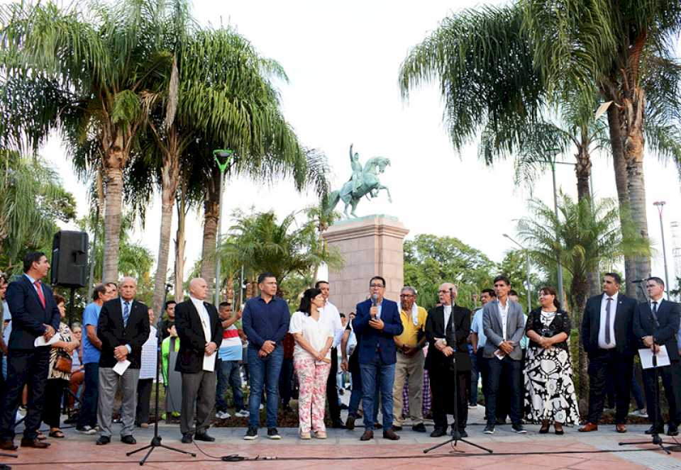 El intendente de Resistencia habilitó las refacciones de una nueva Plaza 25 de Mayo junto a cientos de vecinos