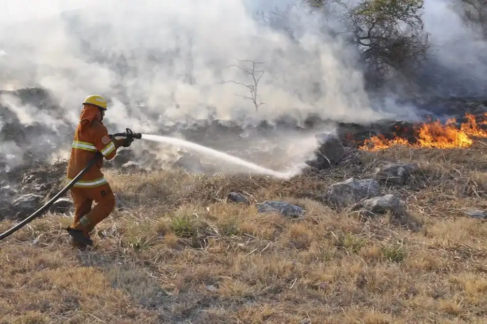 mas-de-80-bomberos-lograron-sofocar-un-incendio-en-la-zona-de-capilla-del-monte