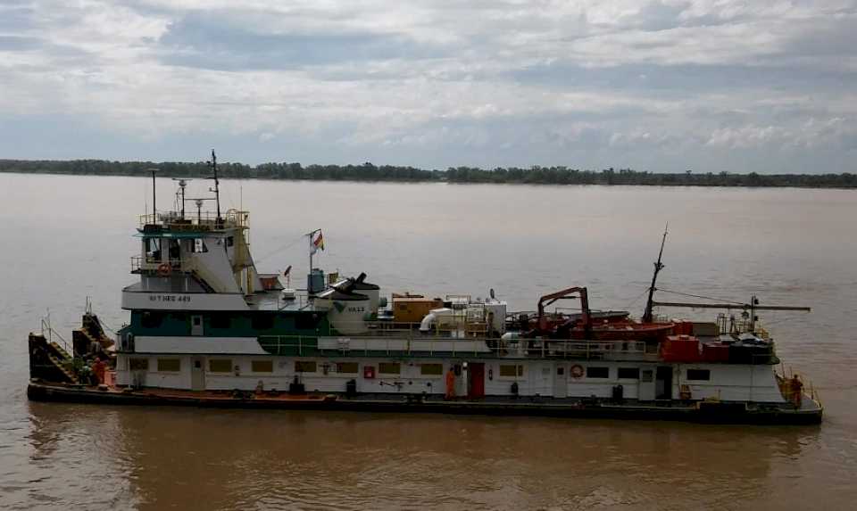 Accidente en el río Paraná dejó tres barcazas hundidas