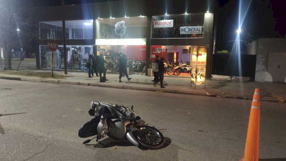 Destruyó el frente de una concesionaria, robó una moto y lo detuvieron a las pocas cuadras