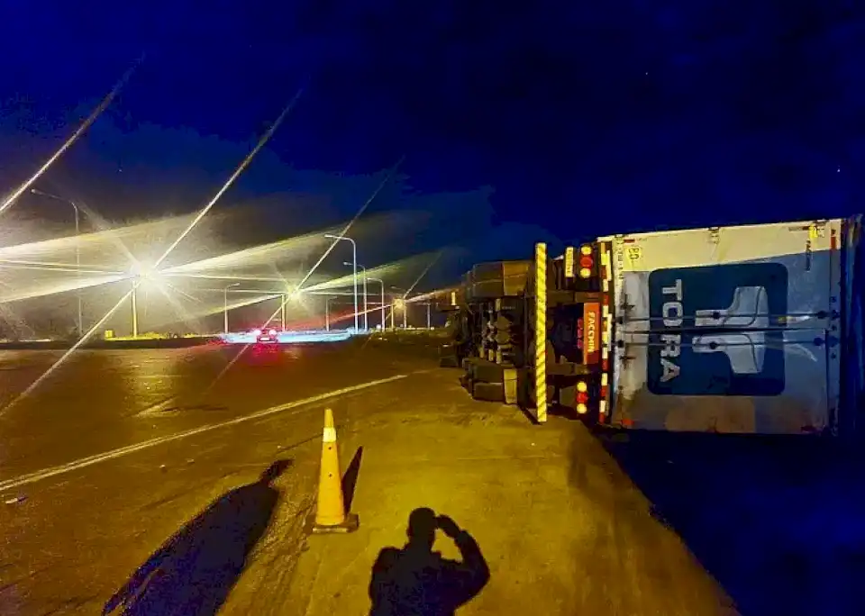 Camionero brasileño perdió el control del vehículo y volcó sobre la Autovía 14