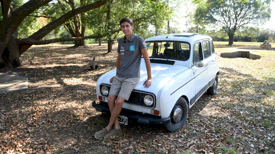 el-bombero-que-recorrera-la-argentina-en-un-viejo-renault-4-con-paneles-solares