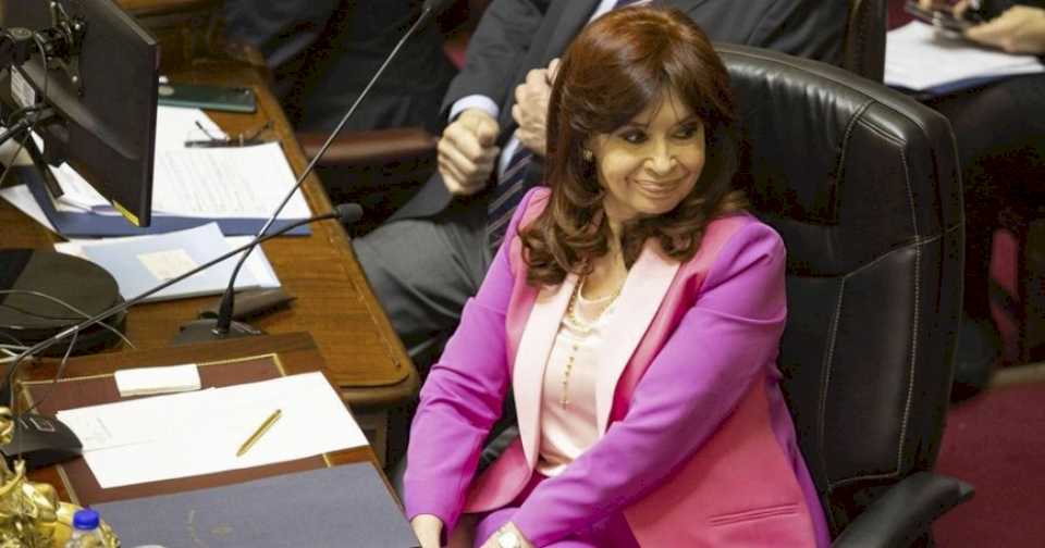 «aprendi-de-vos-con-la-125»:-cristina-«domo»-a-lousteau-antes-de-la-sesion-en-el-senado