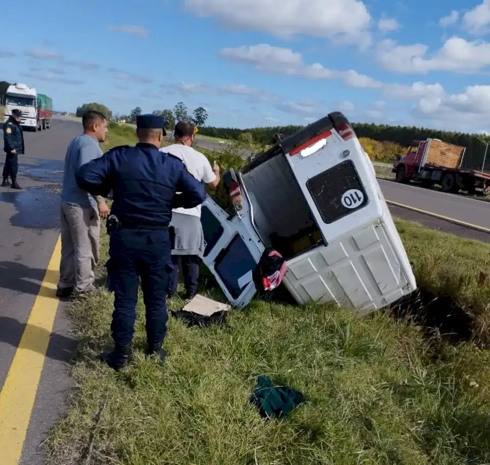 transportista-concordiense-se-quedo-dormido-y-volco-su-utilitario-sobre-la-autovia-14