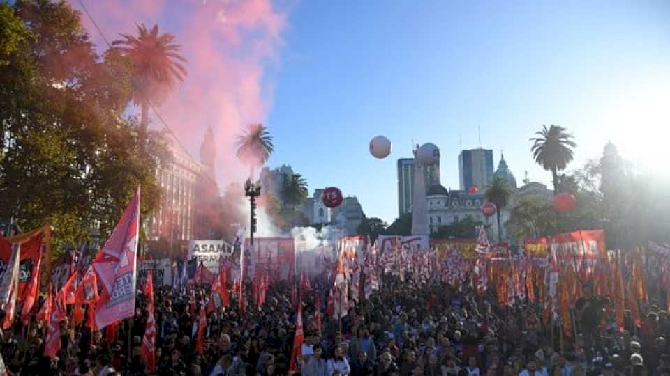 dia-del-trabajador:-la-izquierda-y-los-piqueteros-advirtieron-por-el-ajuste,-criticaron-al-fmi-y-tambien-le-pegaron-a-javier-milei