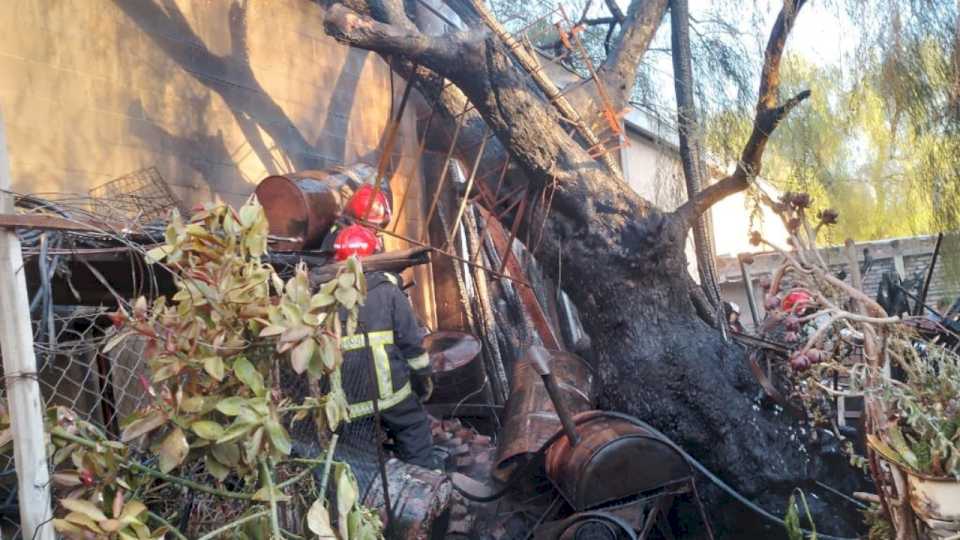 Feroz incendio dejo en ruinas una gomería de Rawson