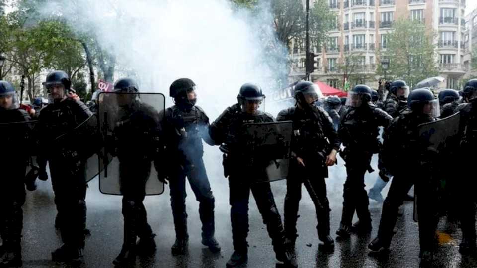 nueva-protesta-en-paris-contra-la-reforma-de-pensiones:-la-policia-lanza-gases-lacrimogenos