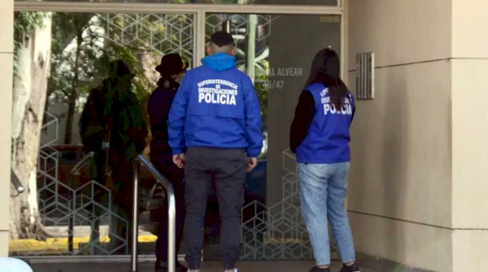 una-joven-de-22-anos-cayo-desde-el-septimo-piso-de-un-edificio-en-el-centro-de-neuquen:-que-revelo-la-autopsia