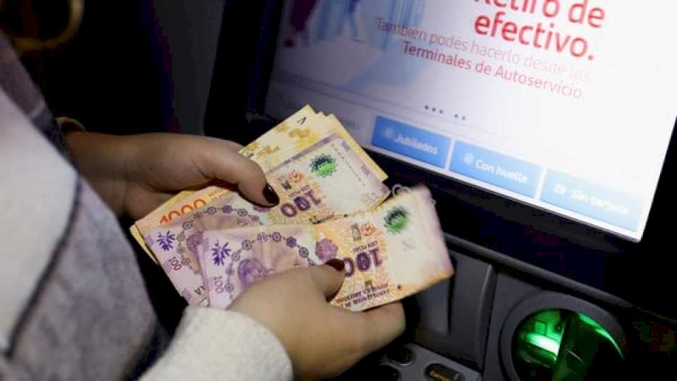 Por la inflación, se usa cada vez menos el dinero en efectivo