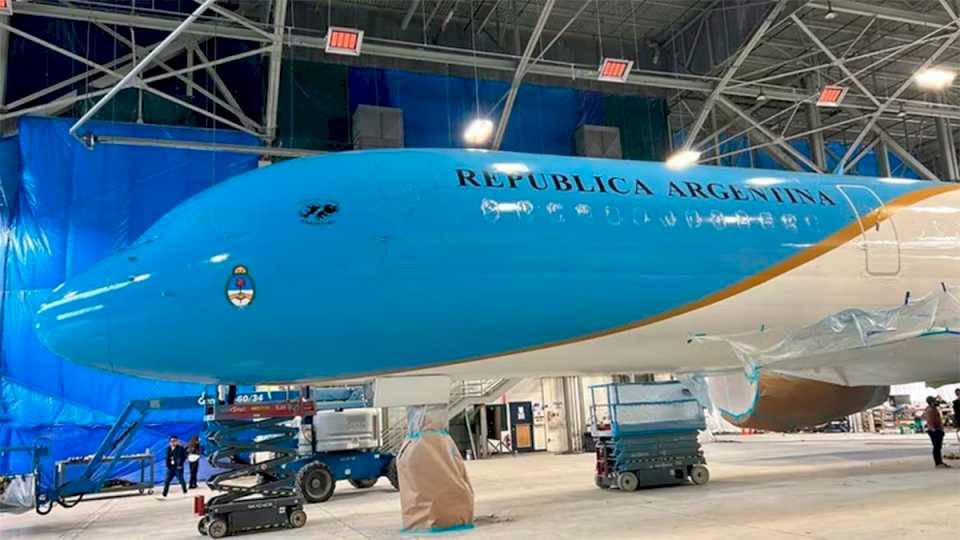 las-primeras-fotos-del-nuevo-avion-presidencial:-el-detalle-en-la-parte-inferior-del-fuselaje-y-su-nuevo-nombre