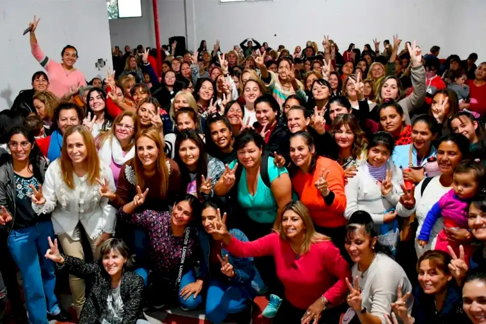 en-una-carismatica-mateada-popular-se-realizo-un-multitudinario-encuentro-de-mujeres-con-leticia-ponzinibbio