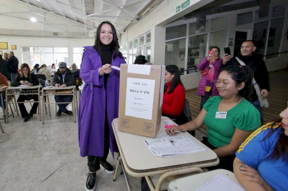 victoria-vuoto:-«a-40-anos-de-haber-recuperado-la-democracia,-para-mi-es-un-honor-poder-venir-a-votar»