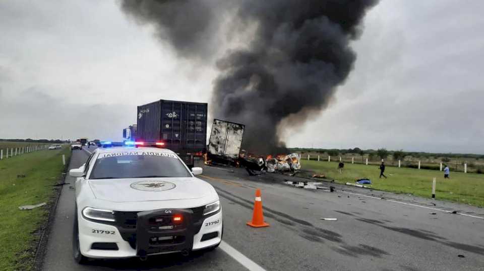 al-menos-26-muertos-por-el-choque-entre-un-camion-y-un-minibus-en-mexico