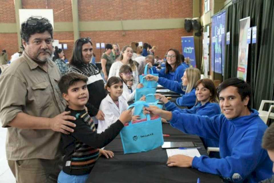 El 5 y 8 de mayo alumnos de Villa de Merlo recibirán sus tablets y netbooks