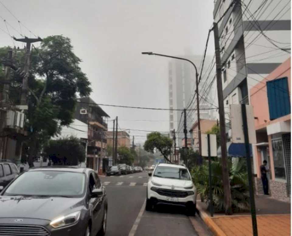 Una densa capa de neblina cubre la ciudad de Posadas