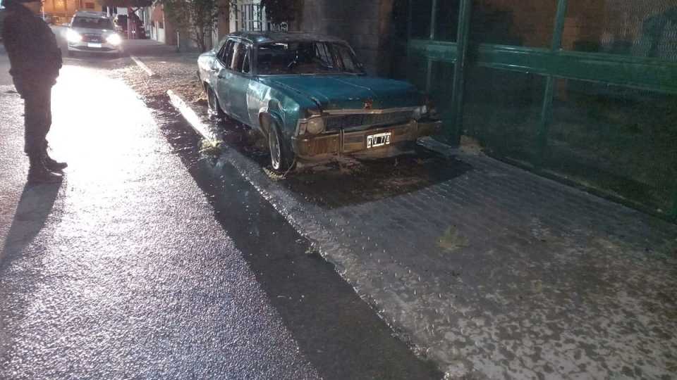 Vecinos sofocaron incendio de un auto abandonado