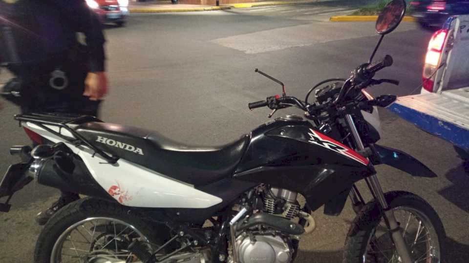 un-motociclista-sufrio-heridas-tras-chocar-un-perro-en-pleno-centro-de-carlos-paz