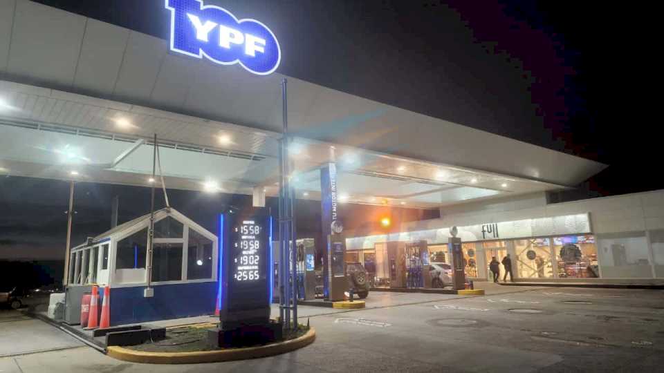 Aumenta la nafta: YPF subió un 4% los precios de sus combustibles