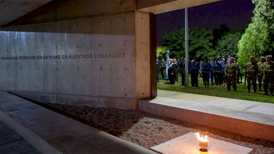 inauguraron-el-nuevo-memorial-malvinas-argentinas,-ubicado-en-el-parque-central