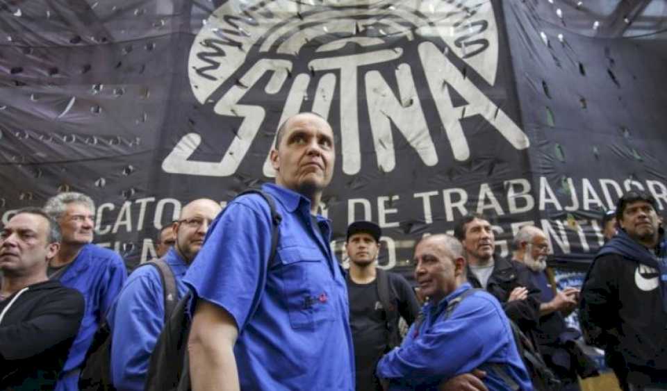 Trabajadores del neumático denunciaron despidos en Bridgestone y comenzaron un paro