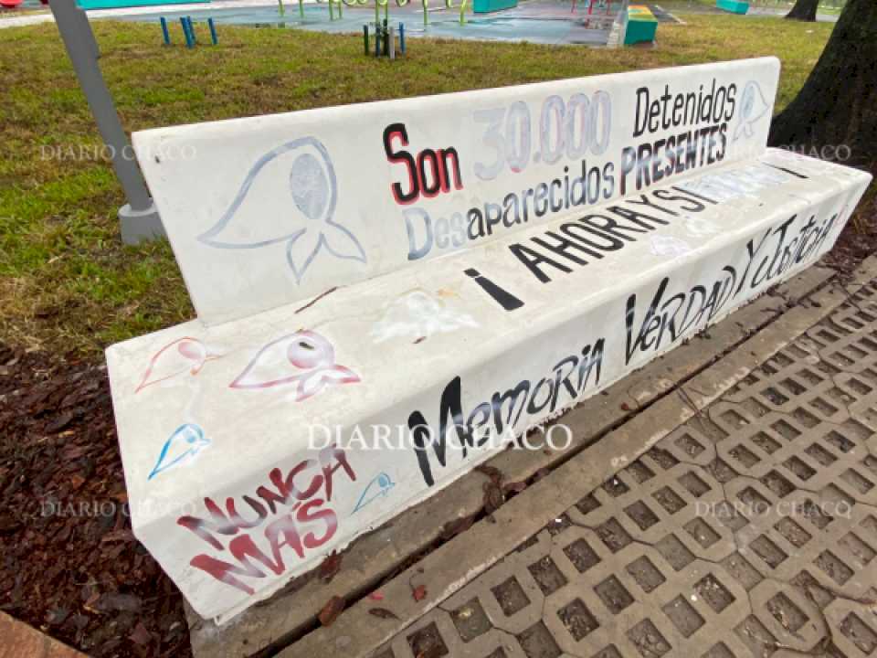 vandalismo-en-la-plaza-25-de-mayo:-atacaron-con-aerosoles-un-espacio-por-la-memoria