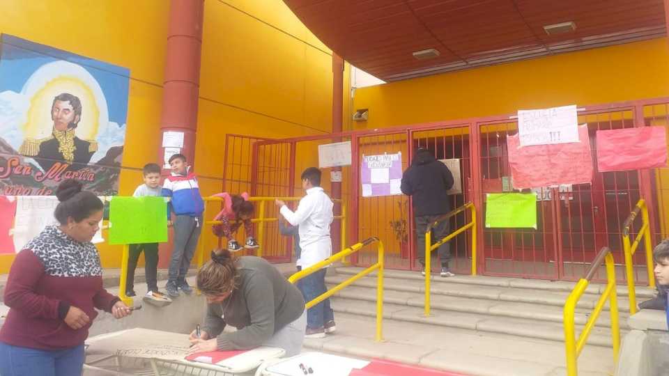 villa-el-libertador:-toman-un-colegio-en-protesta-por-inseguridad-y-fallas-edilicias