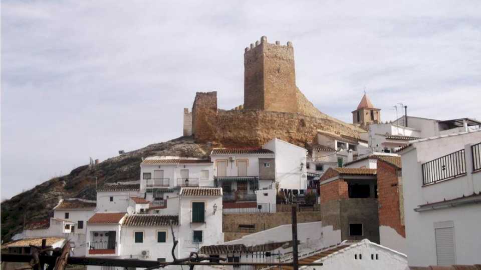 iznajar,-mejor-pueblo-de-espana-que-visitar-en-mayo,-segun-national-geographic