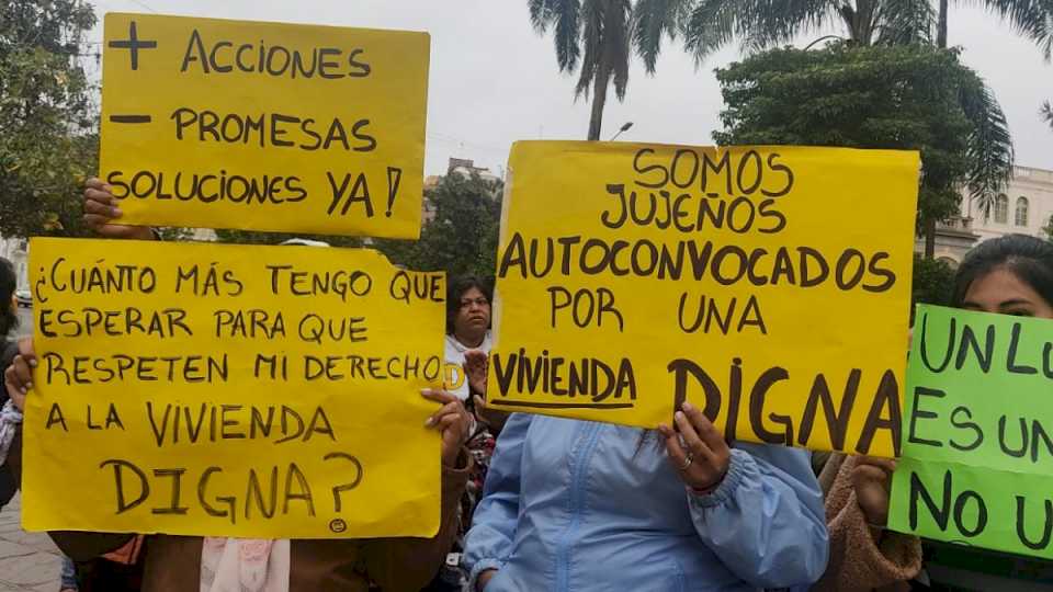 vecinos-capitalinos-continuan-exigiendo-terrenos-y-viviendas-al-gobierno