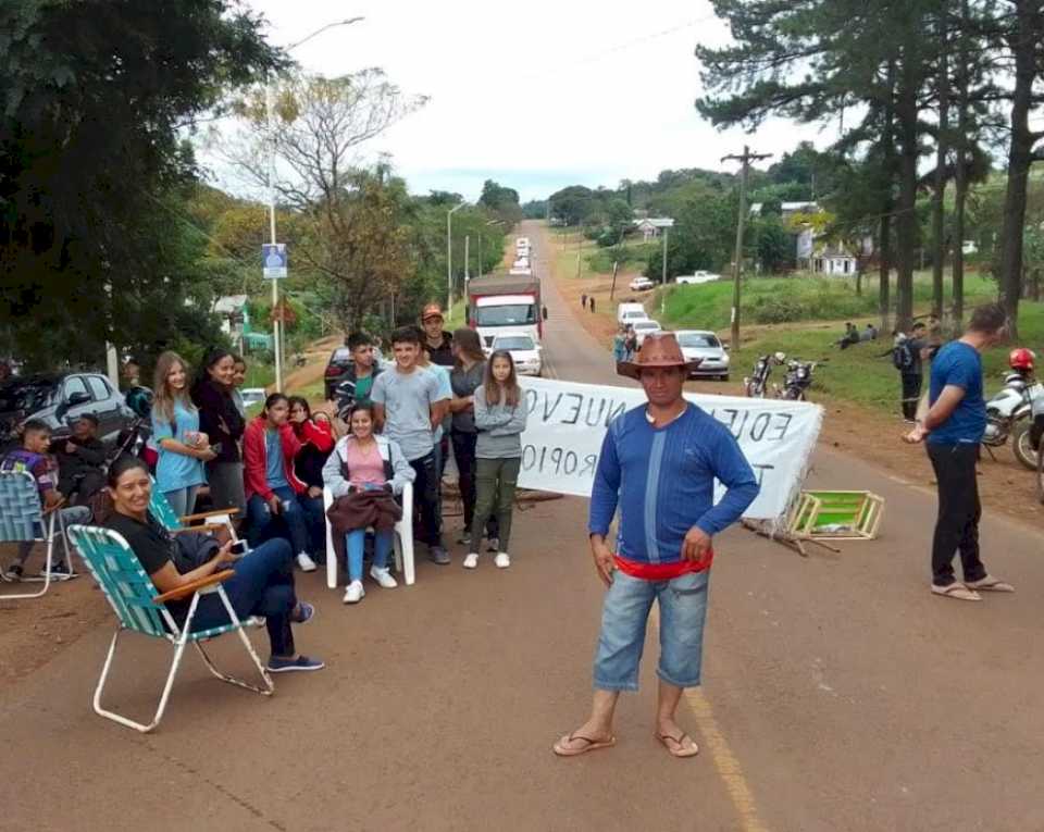 cortan-la-ruta-y-toman-la-escuela-en-pedido-por-tierra,-edificio-escolar-y-cargo-de-vicedirector-en-pozo-azul