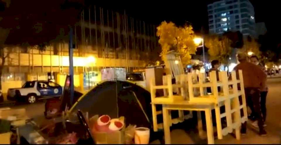 La mamá que acampó frente al municipio está en un albergue dispuesto por el municipio