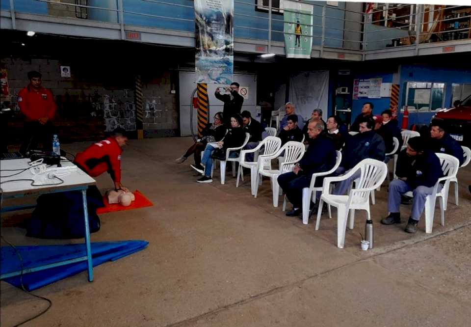 Bomberos dictaron una capacitación de Rcp y Primeros Auxilios a personal de la Cooperativa de Agua