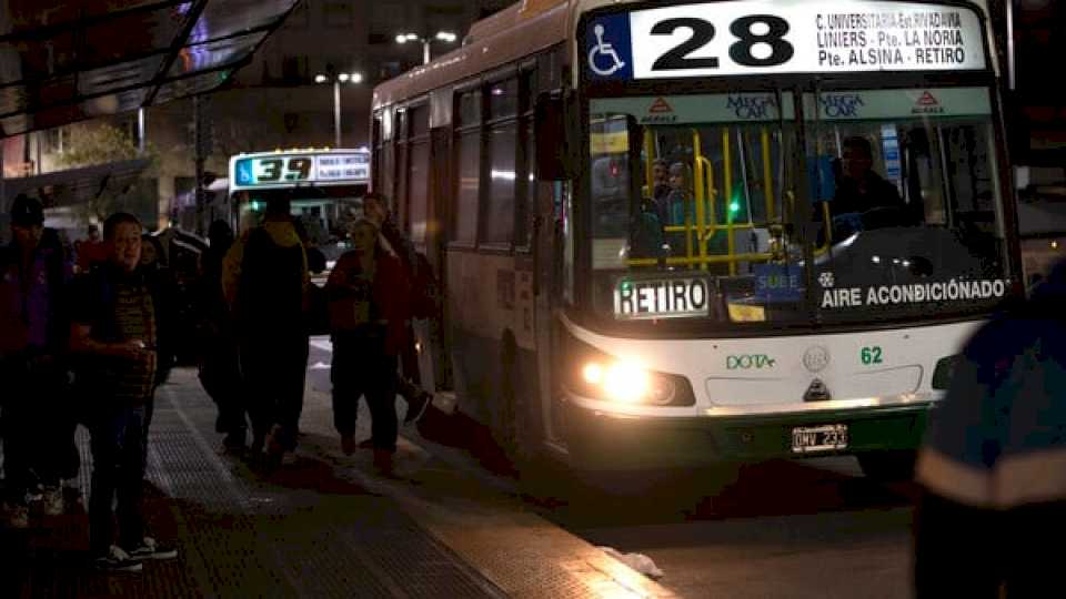 paros-de-colectivos:-el-gobierno-autorizo-que-las-empresas-cubran-los-recorridos-de-otras-lineas-cuando-suspenden-el-servicio