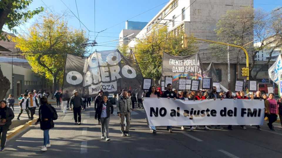 videos:-la-comuna-de-capital-multo-a-organizaciones-piqueteras-por-cortar-las-calles-del-centro