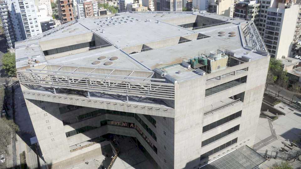 El viento voló una placa del techo en la salida del Teatro Argentino, pero no hubo heridos