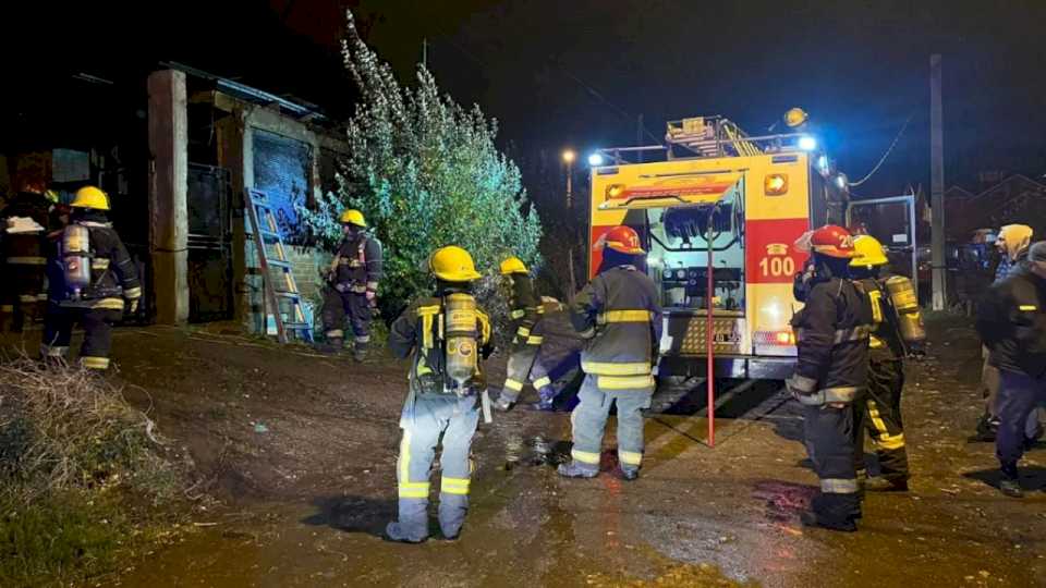 Incendio en Chacra 28: una persona está grave por inhalación de humo