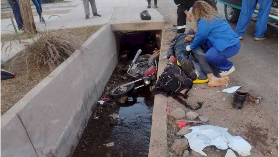 un-motociclista-sufrio-graves-lesiones-en-su-pierna-el-ser-atropellado-por-una-camioneta-en-guaymallen