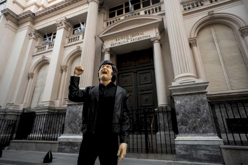 un-empresario-puso-una-estatua-de-javier-milei-en-la-puerta-del-banco-central