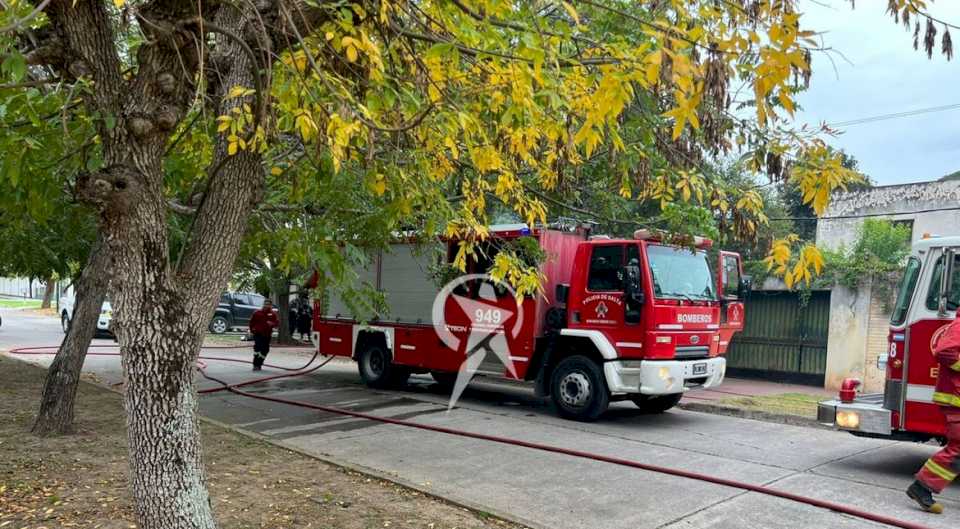 intenso-trabajo-de-bomberos-por-un-principio-de-incendio-en una-casa-en-tres-cerritos