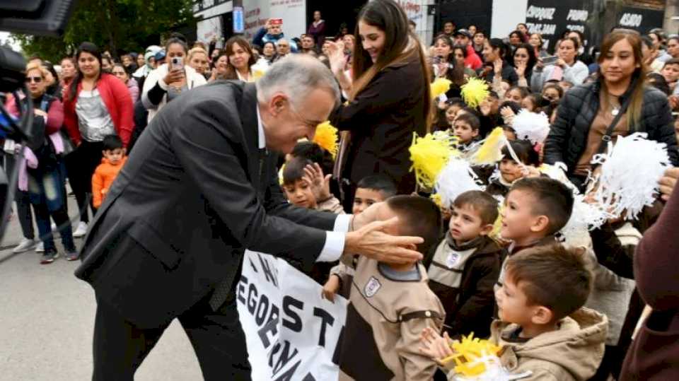 «son-el-futuro-de-tucuman»:-jaldo-encabezo-el-acto-por-los-31-anos-del-colegio